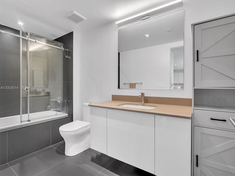 Active With Contract: $549,000 (2 beds, 2 baths, 882 Square Feet)
