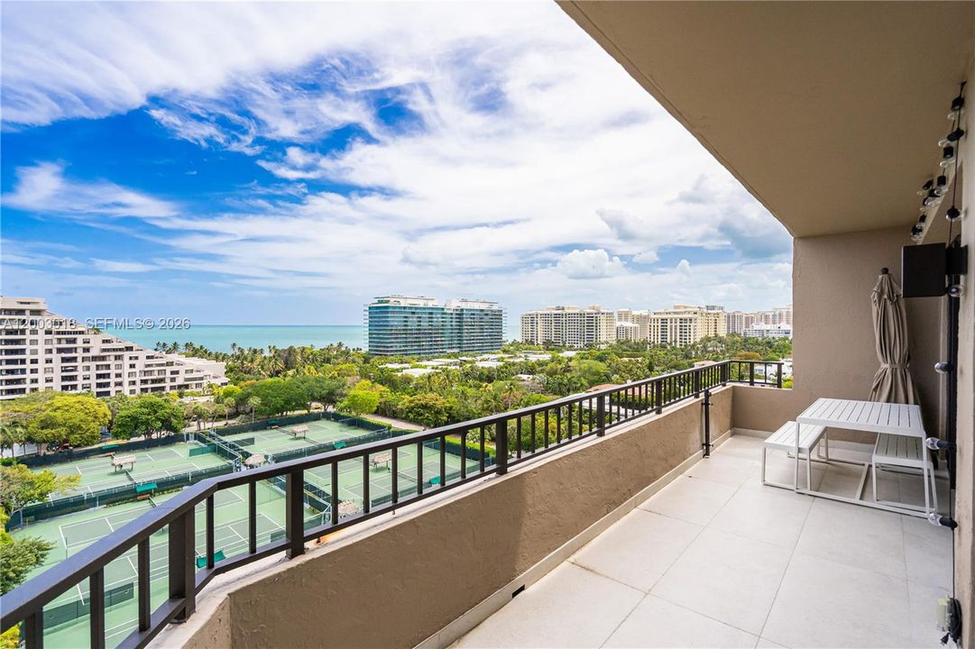 Recently Sold: $1,695,000 (2 beds, 2 baths, 1506 Square Feet)