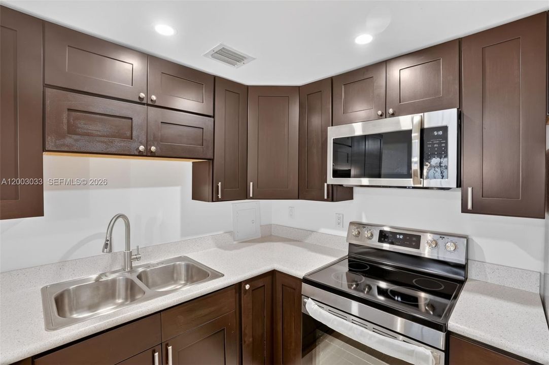 Activo con contrato: $252,900 (2 camas, 2 baños, 900 Pies cuadrados)