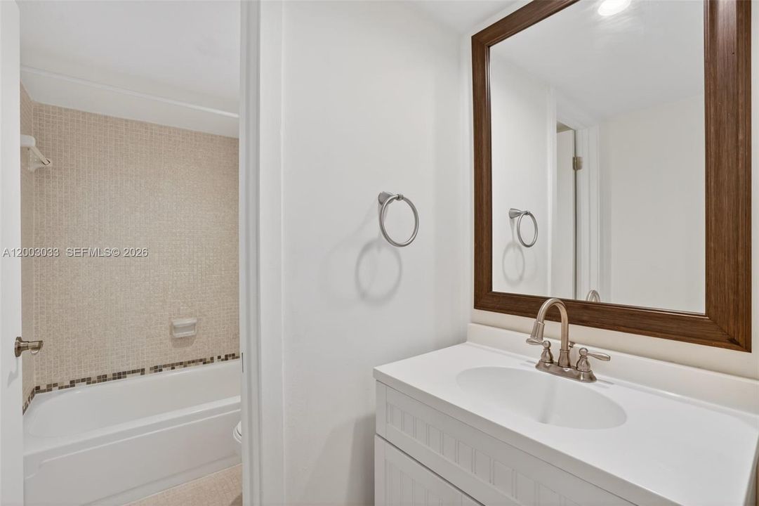 Activo con contrato: $252,900 (2 camas, 2 baños, 900 Pies cuadrados)