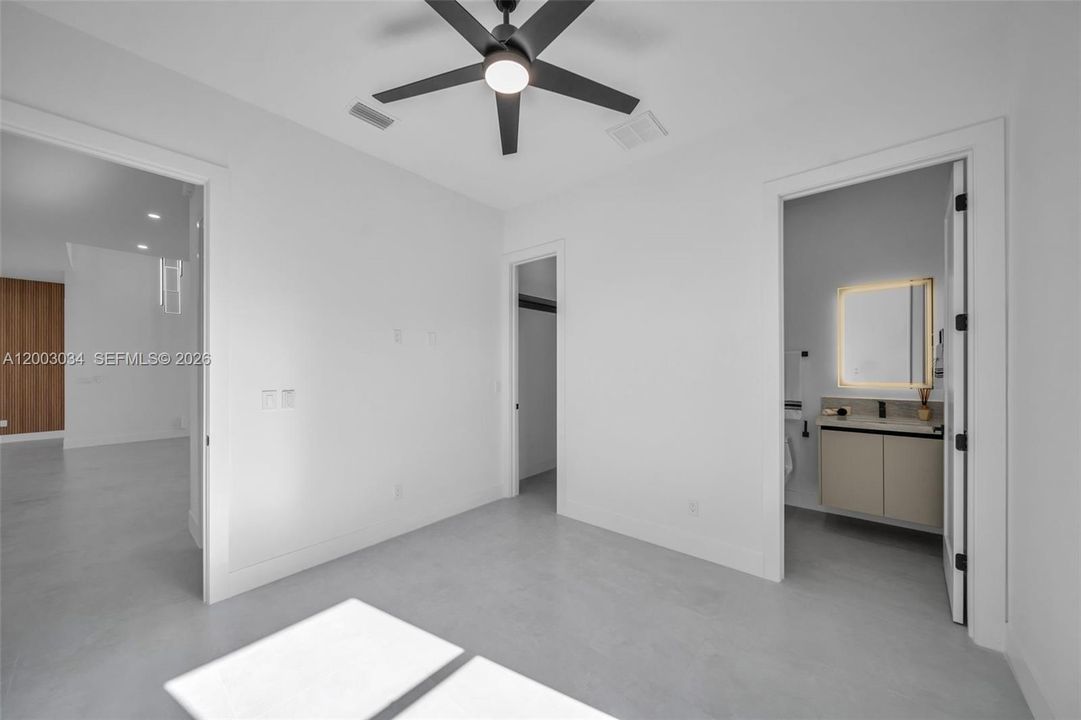 Под контрактом: $549,900 (4 спален, 3 ванн, 1793 Квадратных фут)