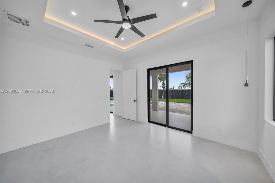 Под контрактом: $549,900 (4 спален, 3 ванн, 1793 Квадратных фут)