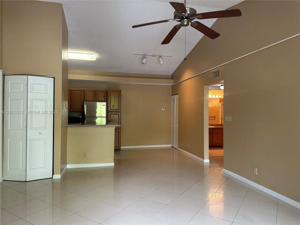 For Sale: $190,000 (1 beds, 1 baths, 730 Square Feet)