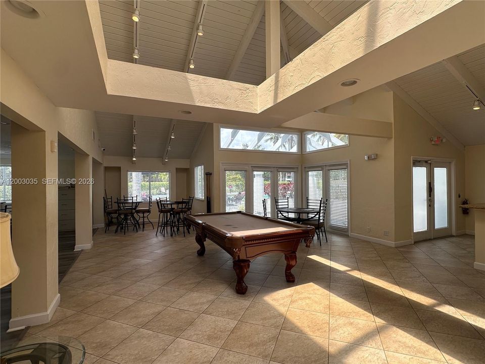 For Sale: $190,000 (1 beds, 1 baths, 730 Square Feet)