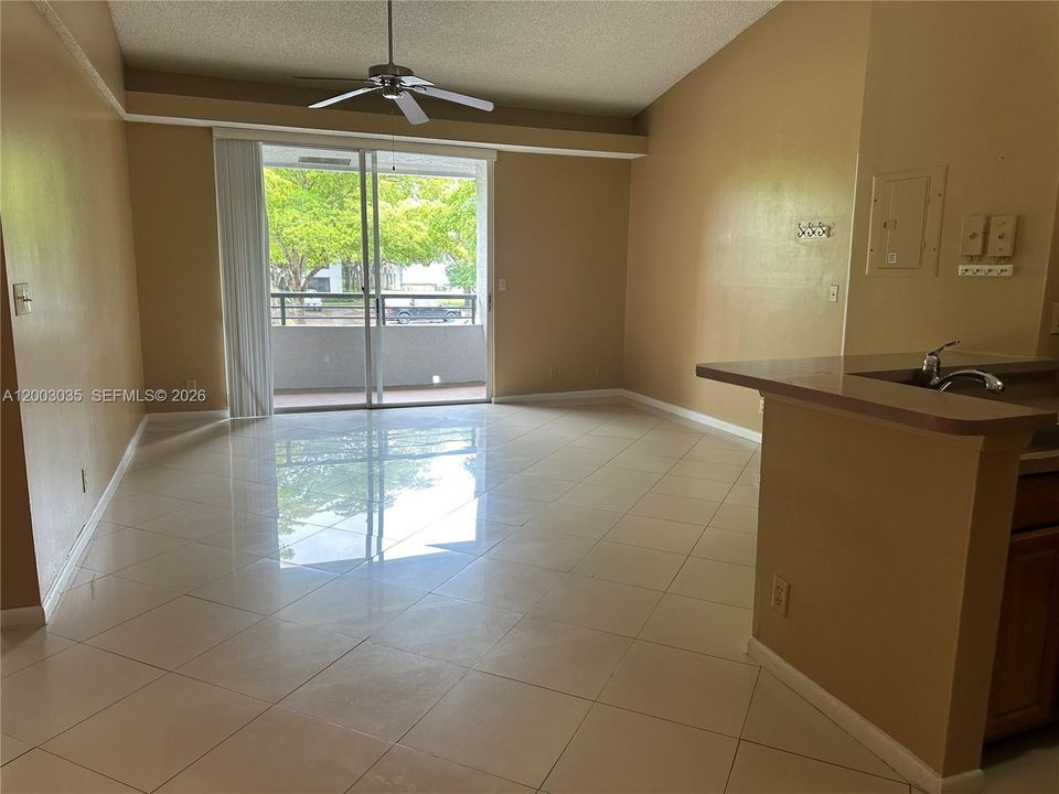 For Sale: $190,000 (1 beds, 1 baths, 730 Square Feet)