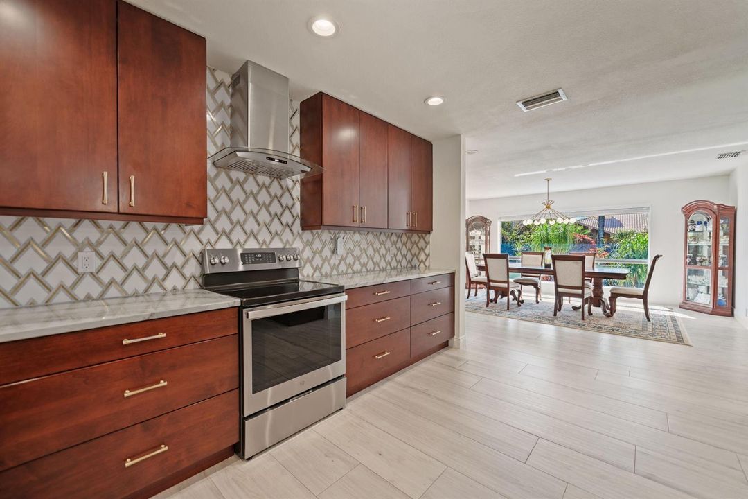 12-web-or-mls-301-jacaranda-dr