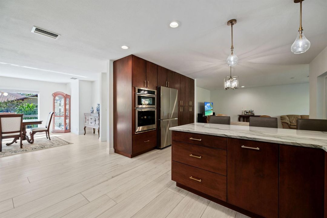 11-web-or-mls-301-jacaranda-dr