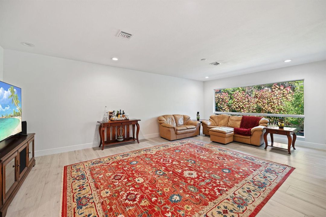 14-web-or-mls-301-jacaranda-dr