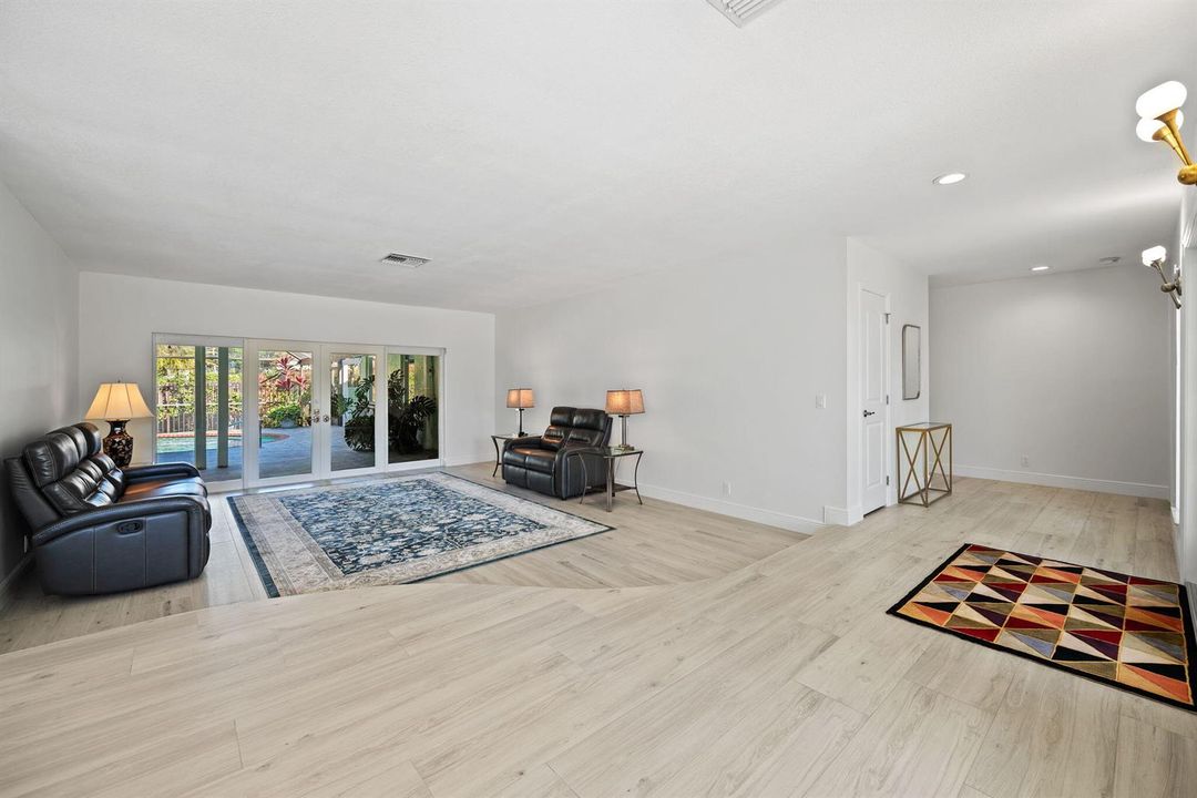 5-web-or-mls-301-jacaranda-dr