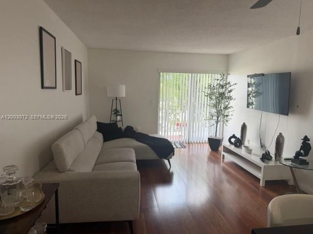 Activo con contrato: $2,300 (2 camas, 1 baños, 855 Pies cuadrados)