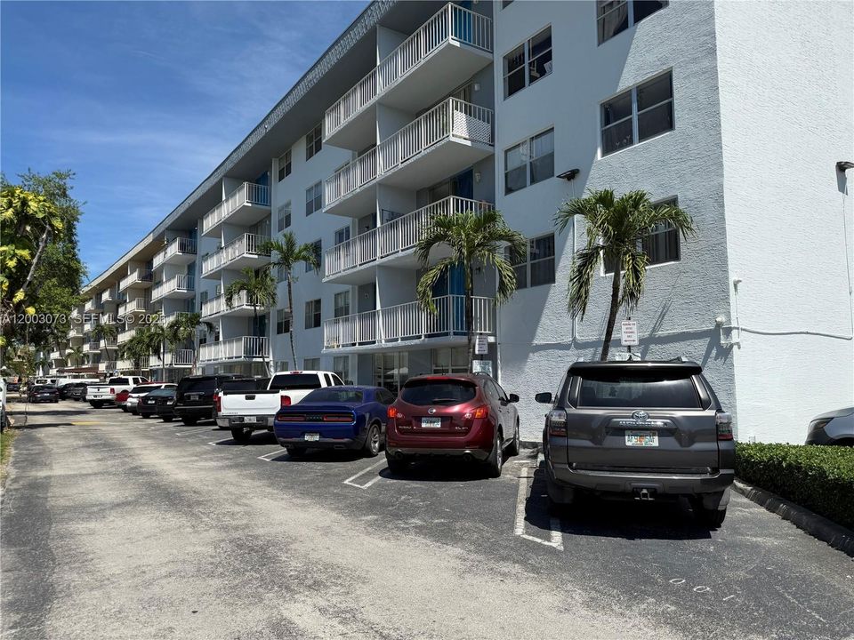 For Sale: $169,000 (1 beds, 1 baths, 673 Square Feet)