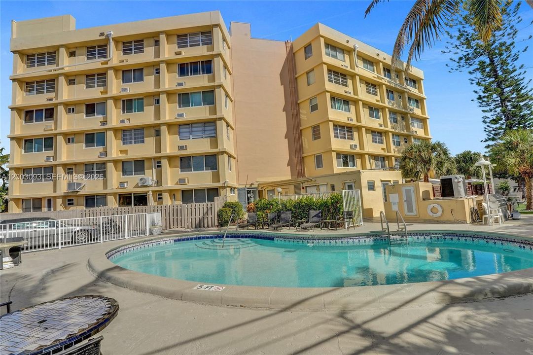For Sale: $175,000 (2 beds, 1 baths, 650 Square Feet)