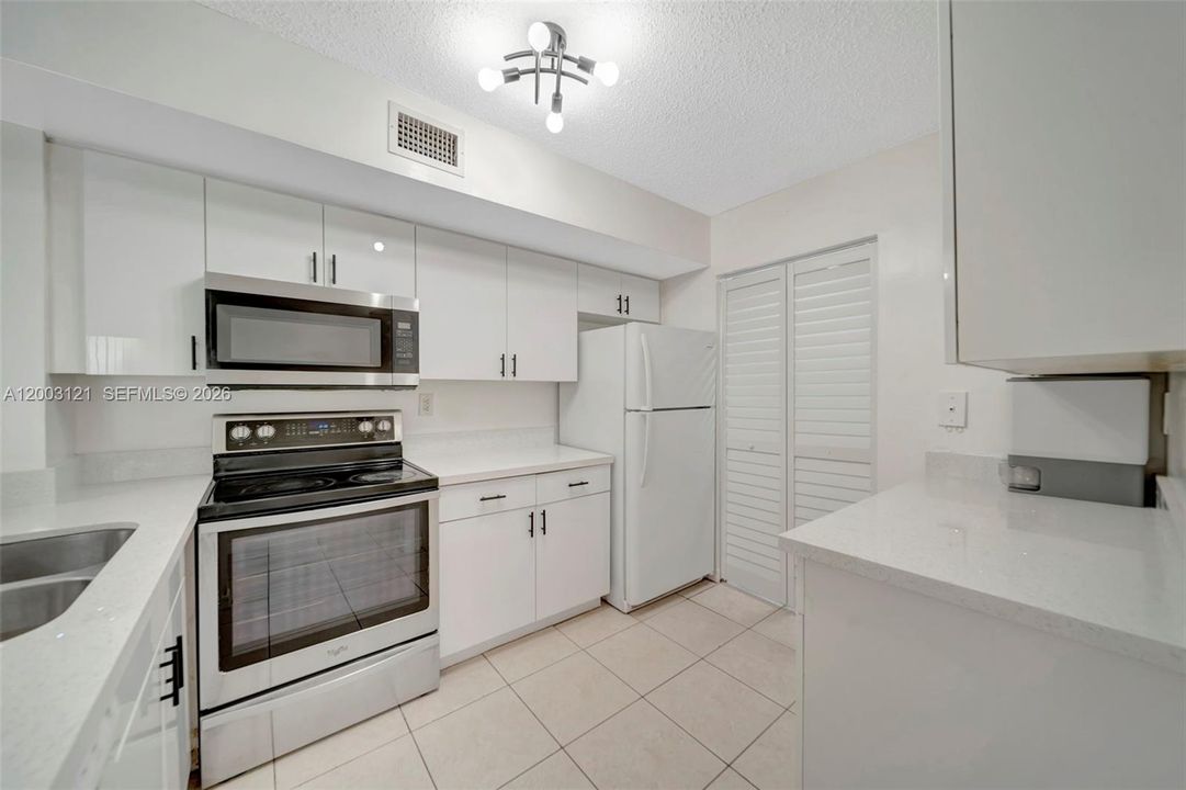 Activo con contrato: $335,000 (3 camas, 2 baños, 1314 Pies cuadrados)