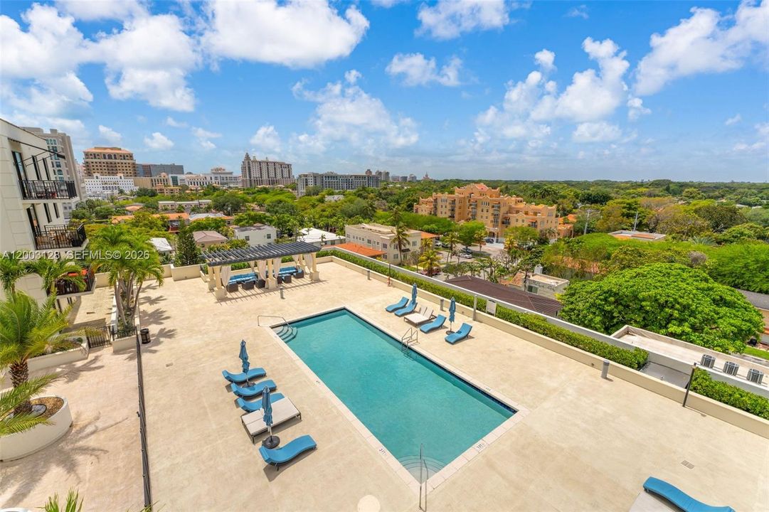 For Sale: $825,000 (2 beds, 2 baths, 1111 Square Feet)