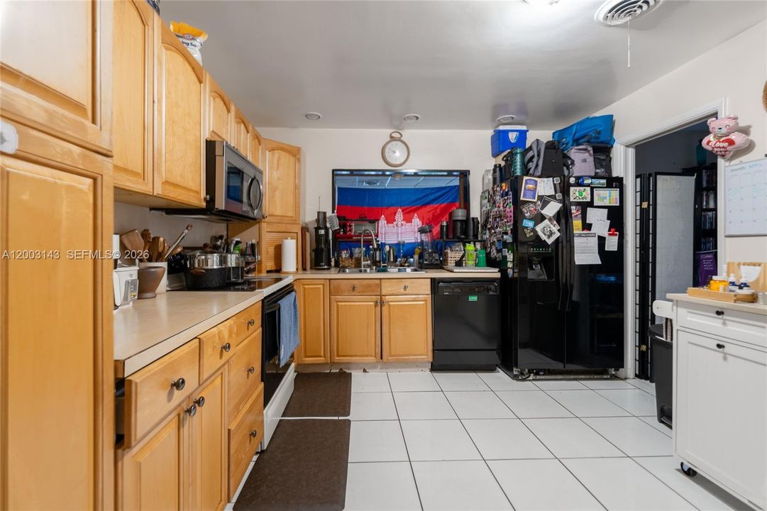 合同活跃: $649,000 (3 贝兹, 2 浴室, 2251 平方英尺)