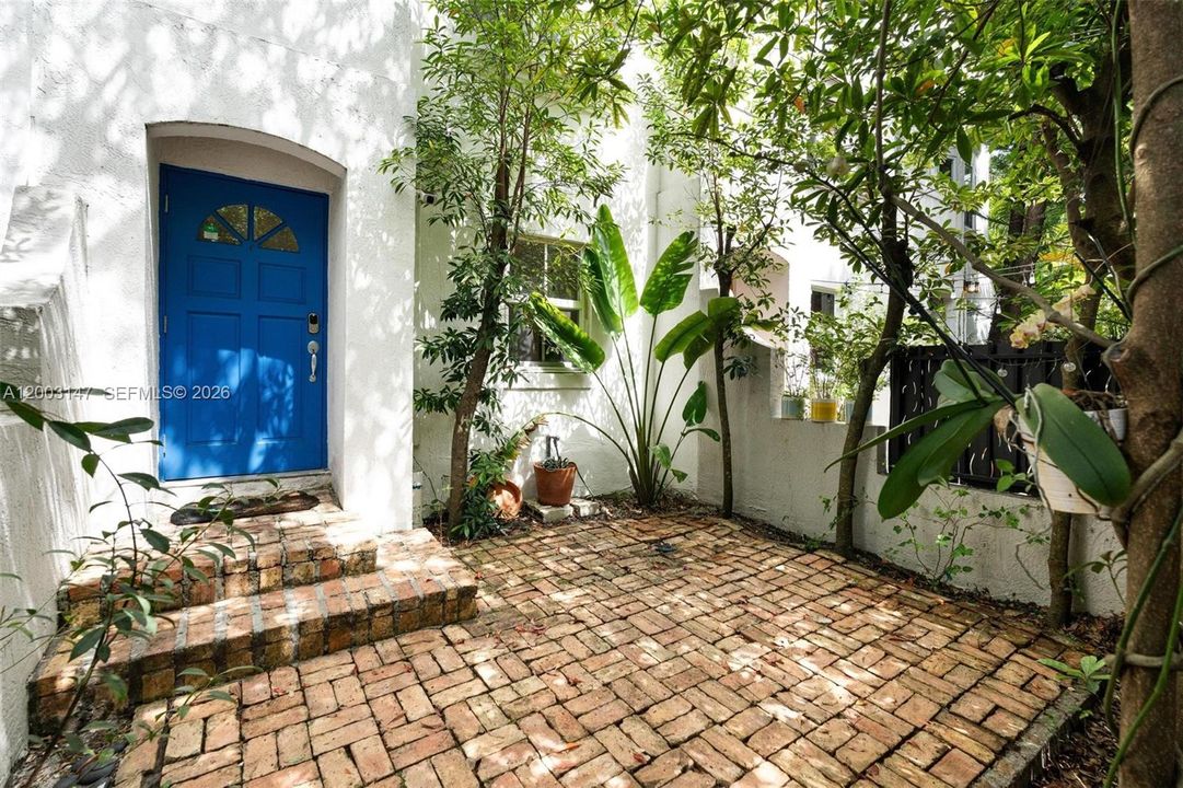 For Sale: $948,000 (2 beds, 2 baths, 1160 Square Feet)