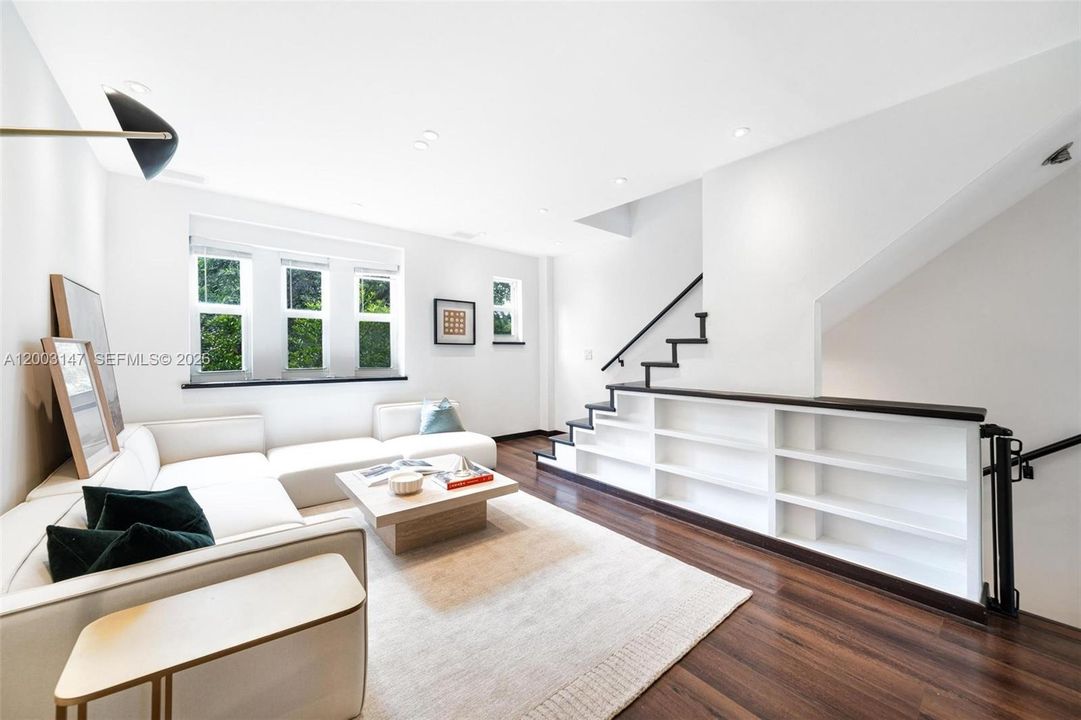 For Sale: $948,000 (2 beds, 2 baths, 1160 Square Feet)