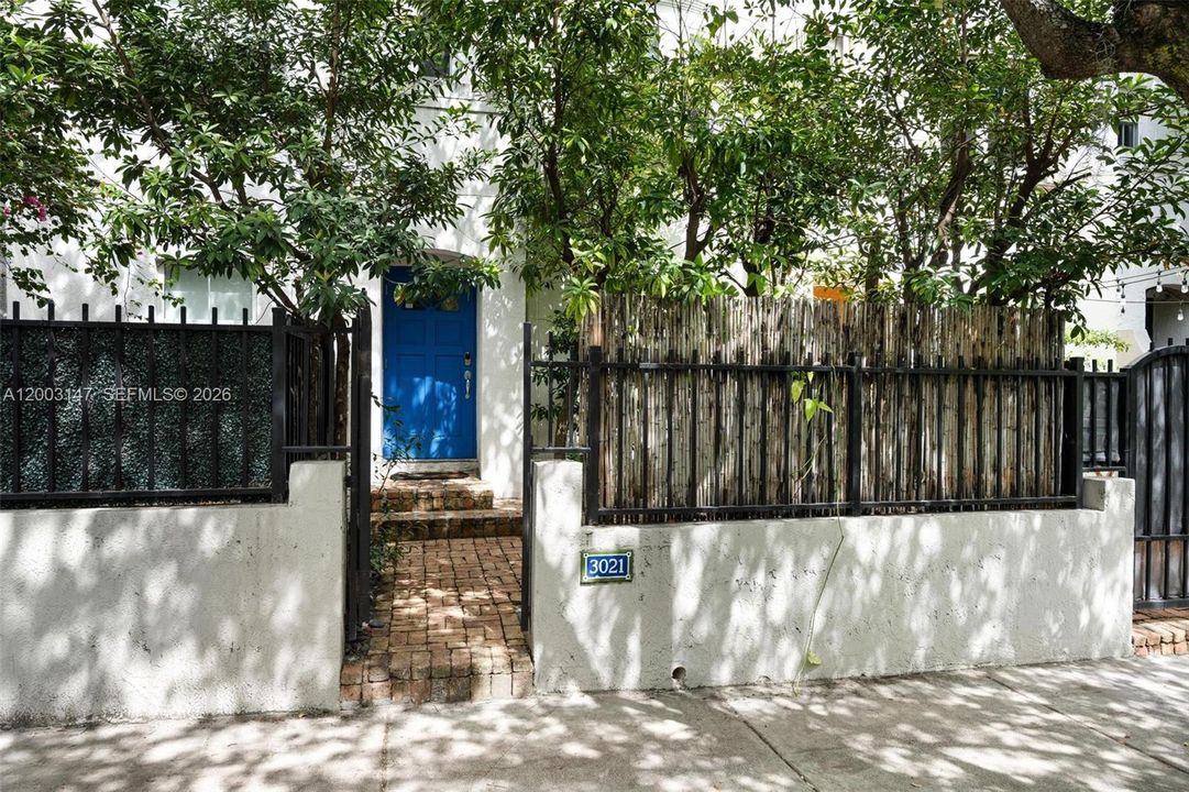 For Sale: $948,000 (2 beds, 2 baths, 1160 Square Feet)