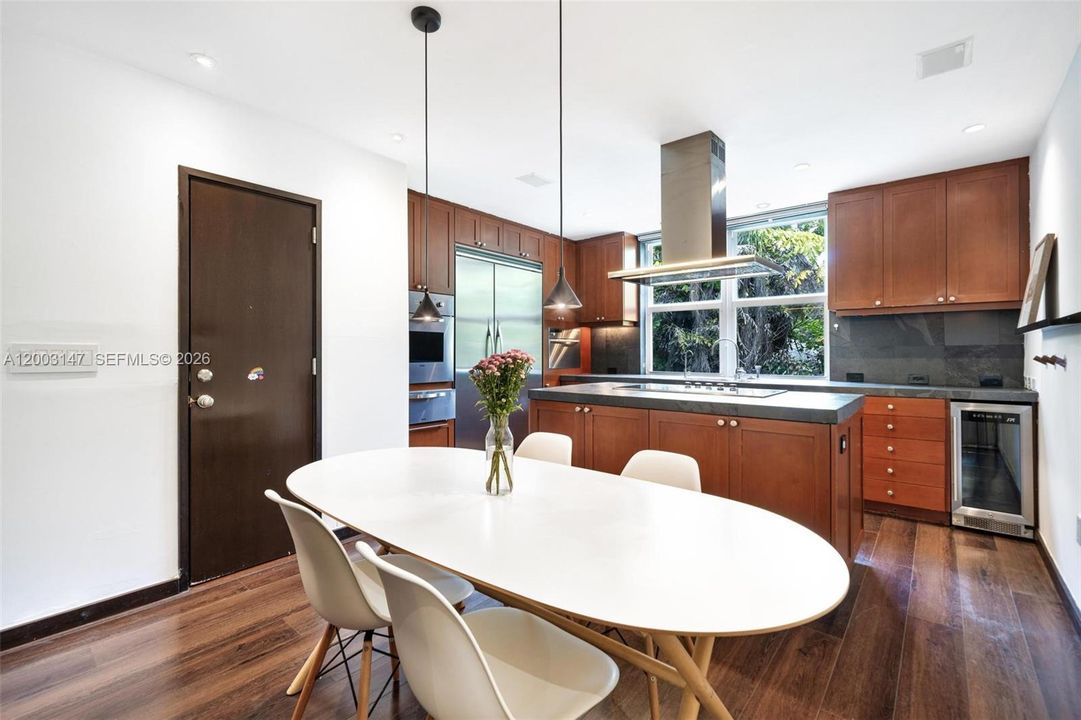 For Sale: $948,000 (2 beds, 2 baths, 1160 Square Feet)