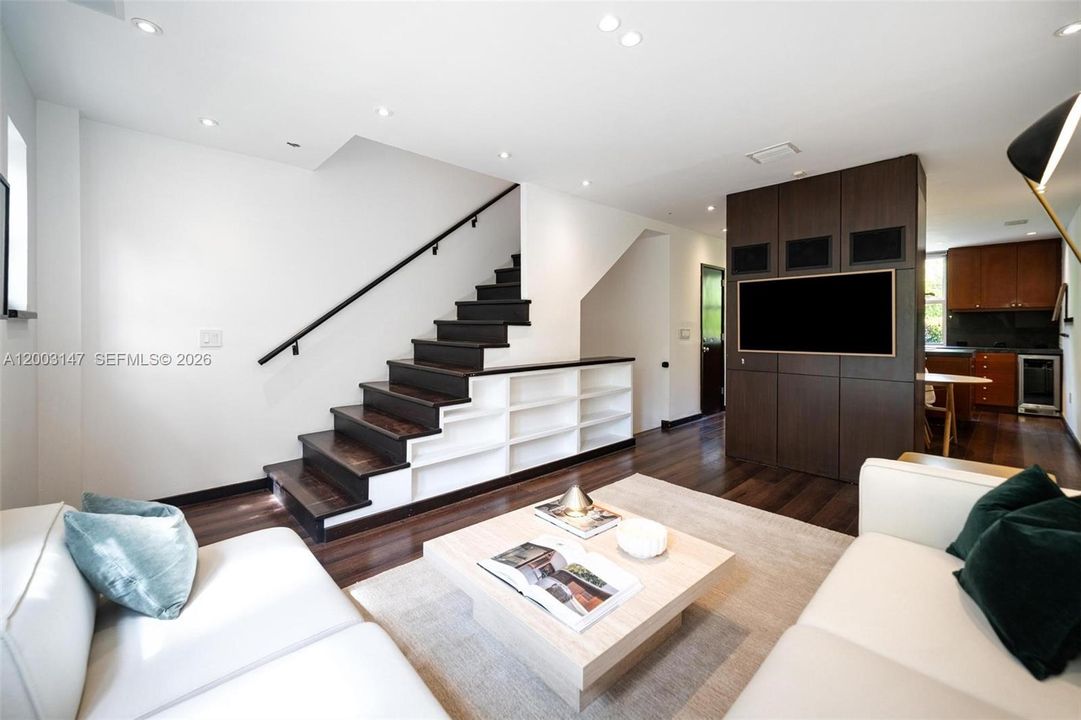 For Sale: $948,000 (2 beds, 2 baths, 1160 Square Feet)