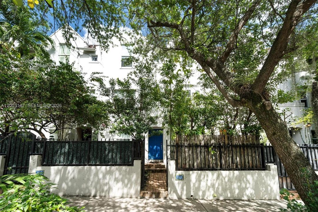 For Sale: $948,000 (2 beds, 2 baths, 1160 Square Feet)