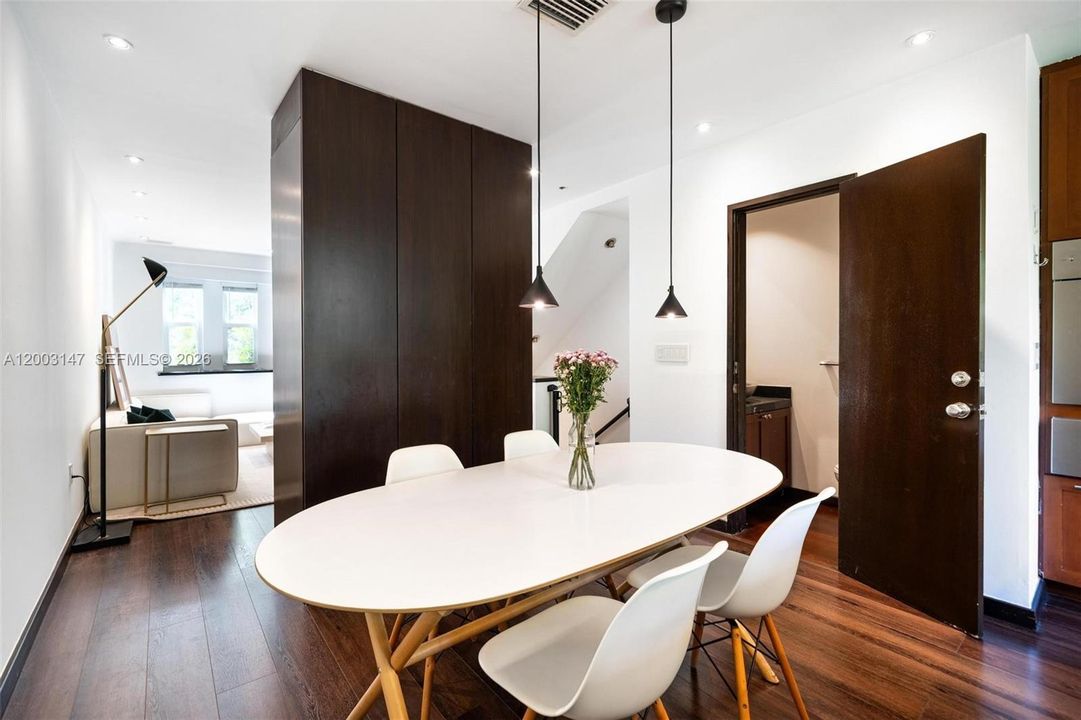 For Sale: $948,000 (2 beds, 2 baths, 1160 Square Feet)