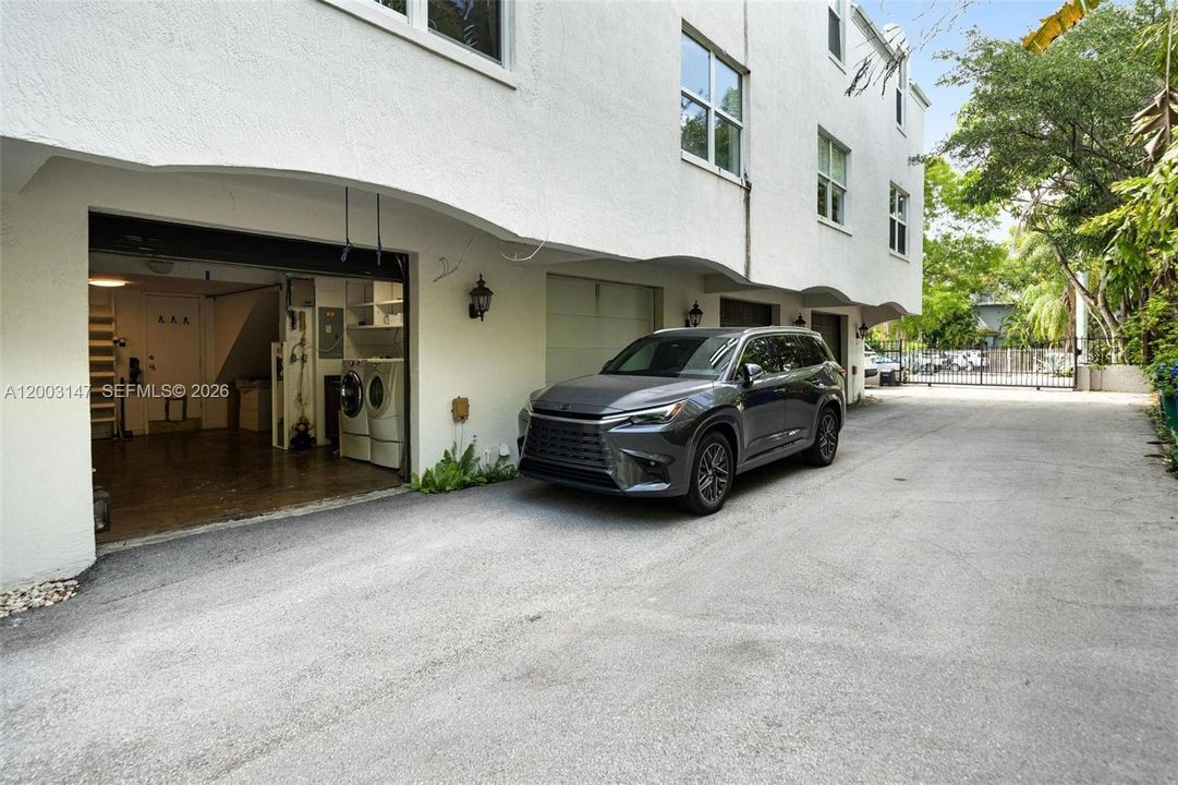 For Sale: $948,000 (2 beds, 2 baths, 1160 Square Feet)
