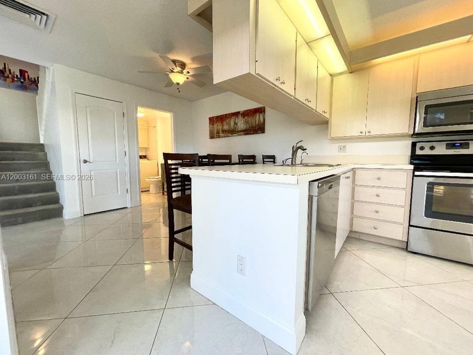 For Rent: $2,650 (2 beds, 2 baths, 1374 Square Feet)