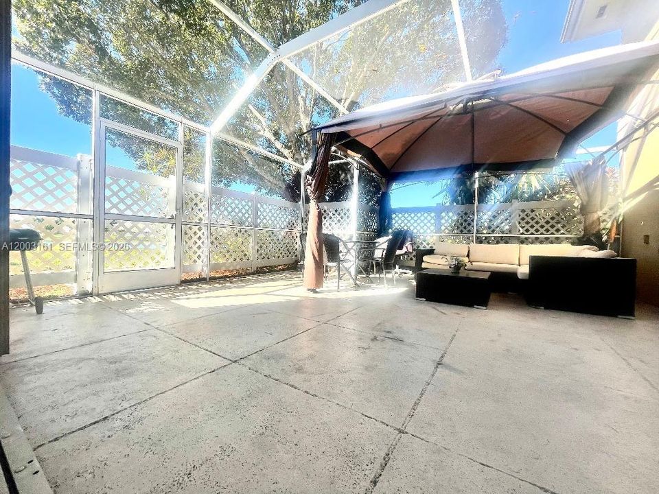 For Rent: $2,650 (2 beds, 2 baths, 1374 Square Feet)