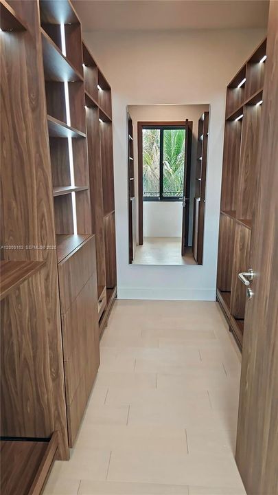 Walk in closet Master Bedroom