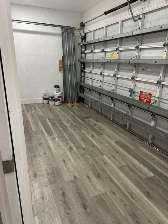 合同活跃: $4,000 (3 贝兹, 2 浴室, 2467 平方英尺)