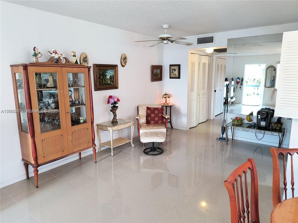 For Rent: $1,200 (1 beds, 1 baths, 700 Square Feet)