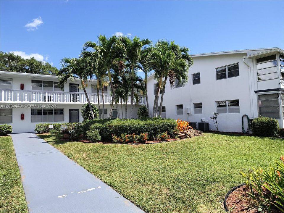 For Rent: $1,200 (1 beds, 1 baths, 700 Square Feet)