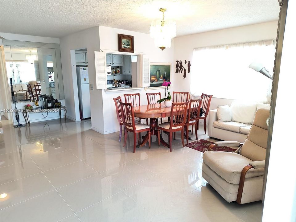 For Rent: $1,200 (1 beds, 1 baths, 700 Square Feet)