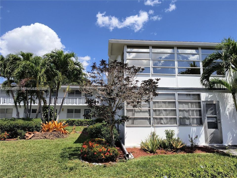 For Rent: $1,200 (1 beds, 1 baths, 700 Square Feet)