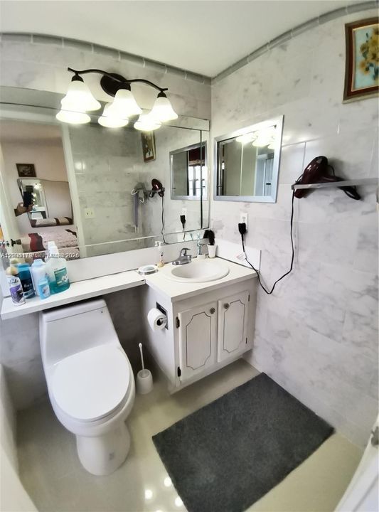 For Rent: $1,200 (1 beds, 1 baths, 700 Square Feet)