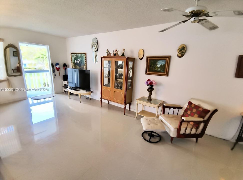 For Rent: $1,200 (1 beds, 1 baths, 700 Square Feet)