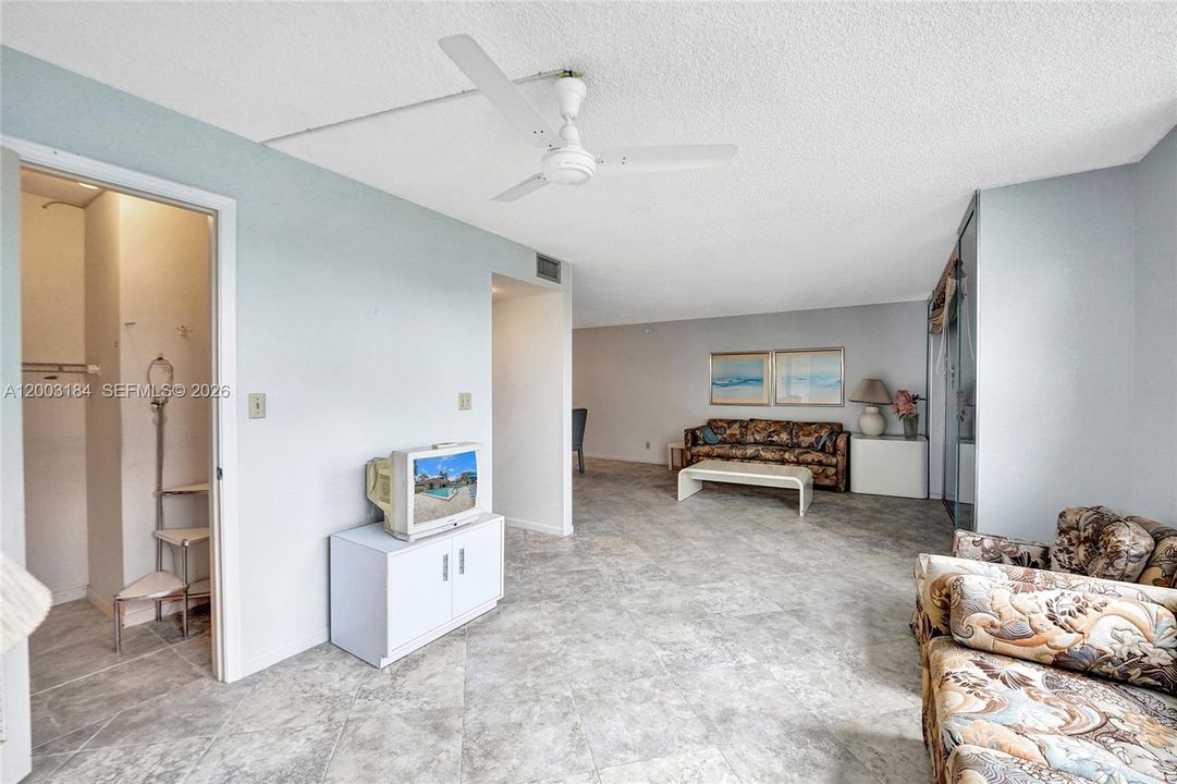 For Sale: $118,000 (2 beds, 2 baths, 1170 Square Feet)