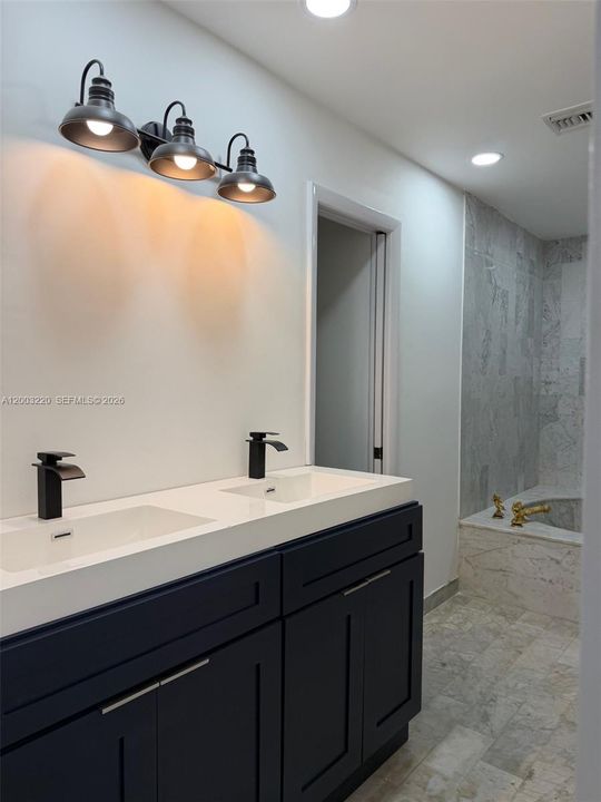 Activo con contrato: $3,300 (2 camas, 2 baños, 1550 Pies cuadrados)