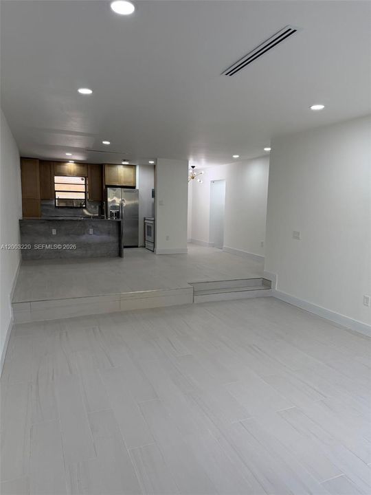 Activo con contrato: $3,300 (2 camas, 2 baños, 1550 Pies cuadrados)