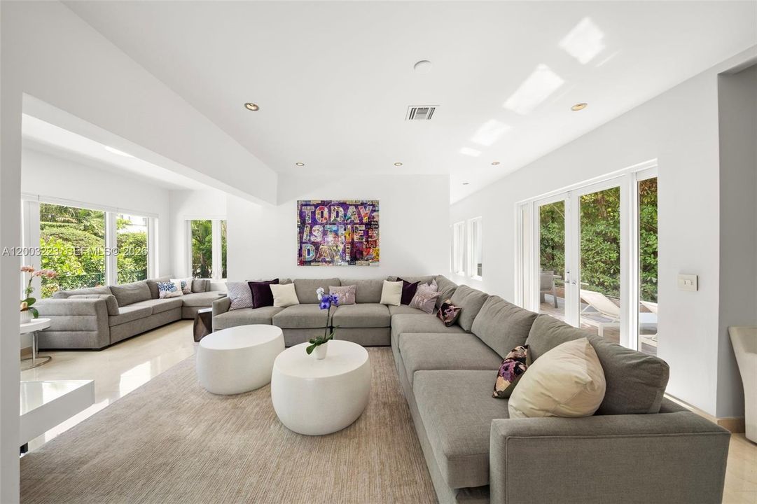 Active With Contract: $3,875,000 (4 beds, 3 baths, 2087 Square Feet)