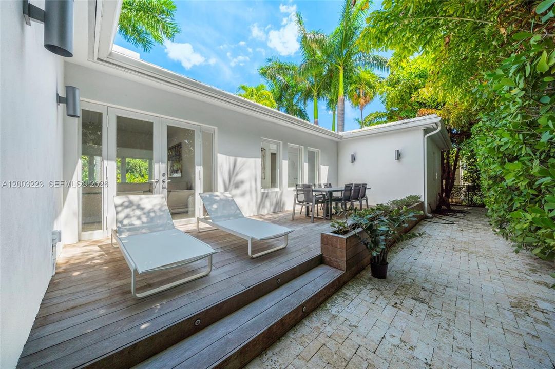 Active With Contract: $3,875,000 (4 beds, 3 baths, 2087 Square Feet)