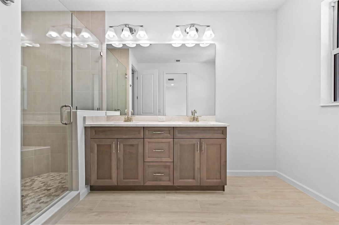 32 Bathroom 02