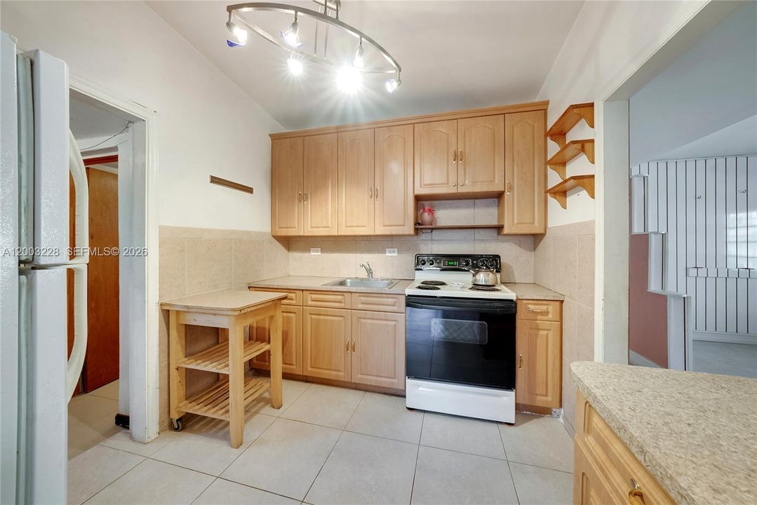 На продажу: $379,900 (3 спален, 1 ванн, 1291 Квадратных фут)