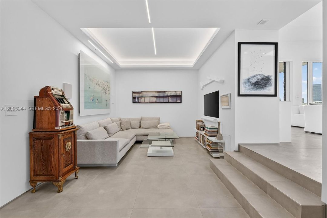 For Sale: $4,350,000 (3 beds, 3 baths, 2701 Square Feet)