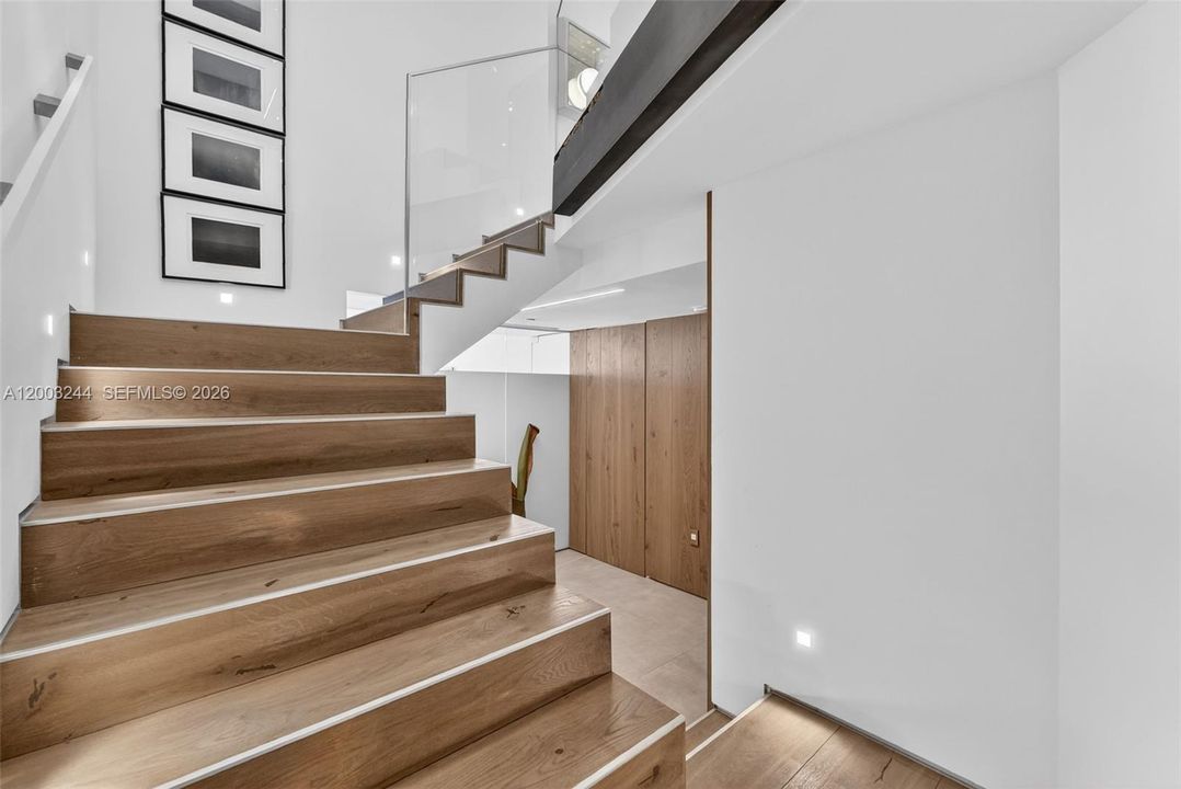 For Sale: $4,350,000 (3 beds, 3 baths, 2701 Square Feet)