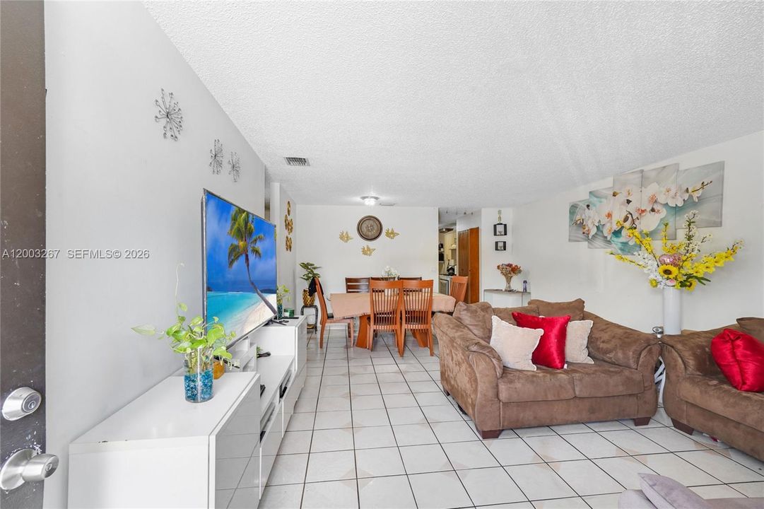 En Venta: $393,900 (3 camas, 2 baños, 1120 Pies cuadrados)