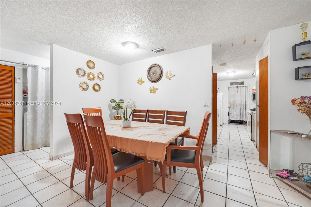 En Venta: $393,900 (3 camas, 2 baños, 1120 Pies cuadrados)