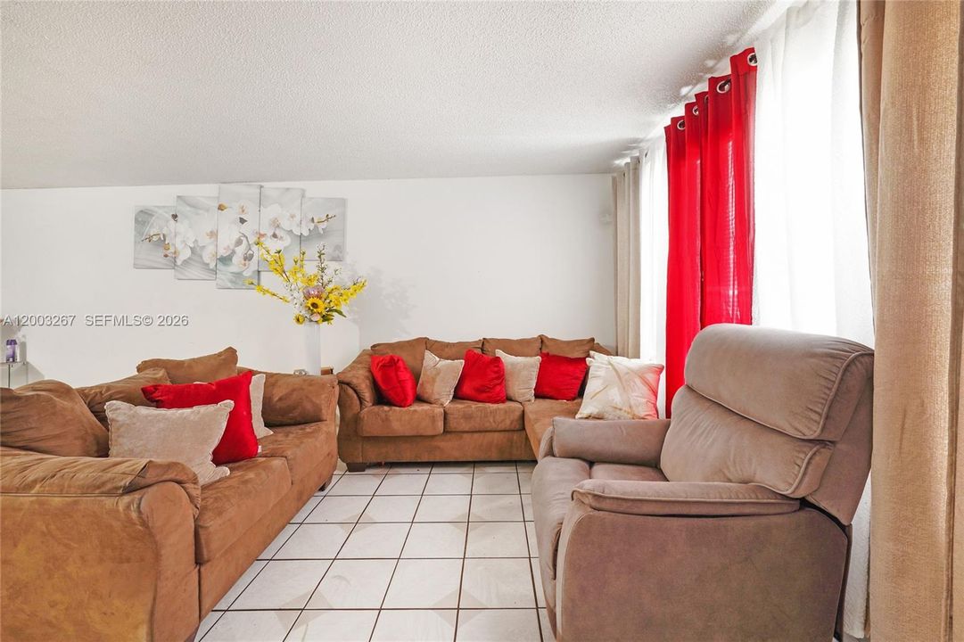En Venta: $393,900 (3 camas, 2 baños, 1120 Pies cuadrados)