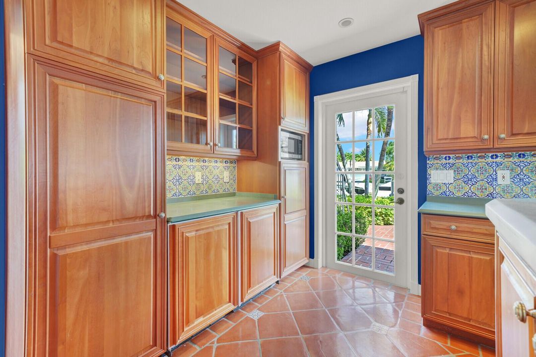 1210 Bimini Lane 24 26
